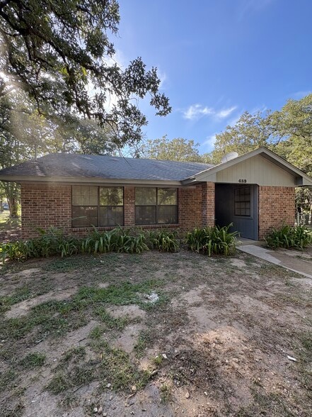 Primary Photo - 489 Northwood Cir