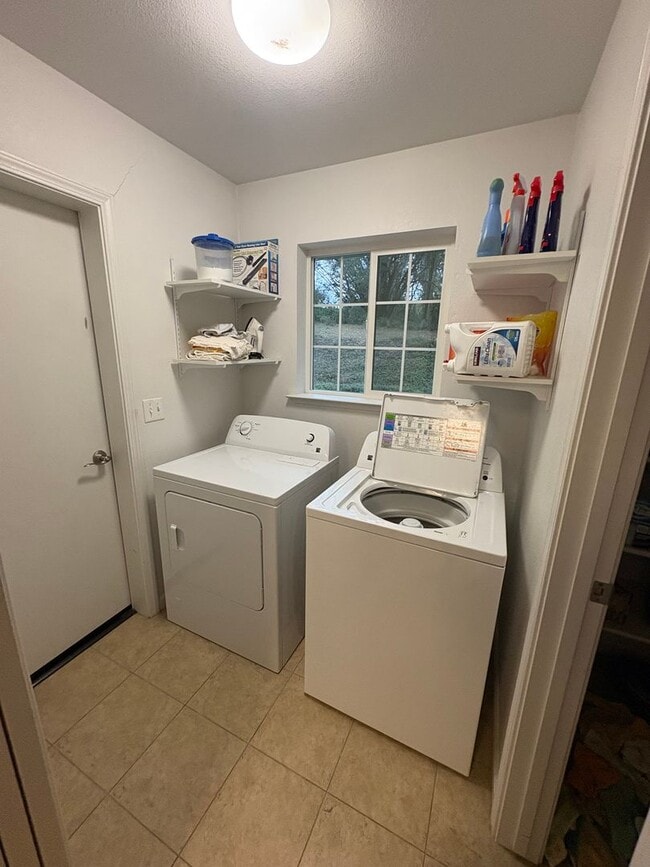 Building Photo - Beautiful, Loved, 3 bed-2 ba Mountain Home