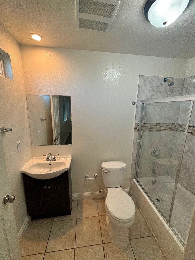 Building Photo - 155 W 77th St