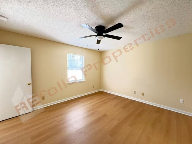 Building Photo - 703 Larchwood Dr