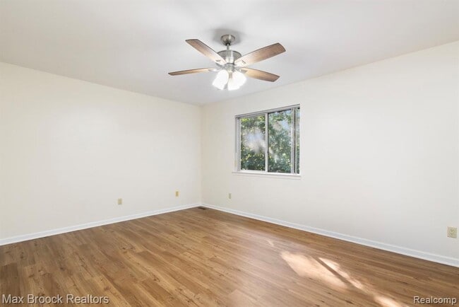 Building Photo - 1823 Torquay Ave