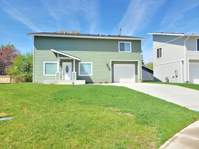 Building Photo - $2,350- 3 Bed / 2 Bath Beautiful Newer Bui...