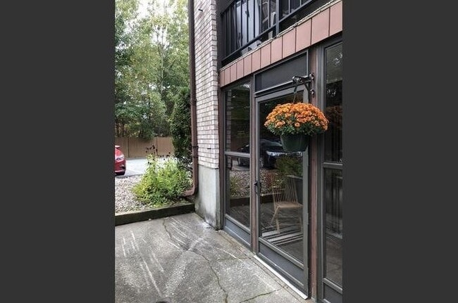 Building Photo - Spacious Condo with Parking, Heat/Hot Wate...
