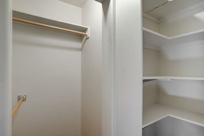 Building Photo - 2 Bedroom plus Office in Main House & Stud...