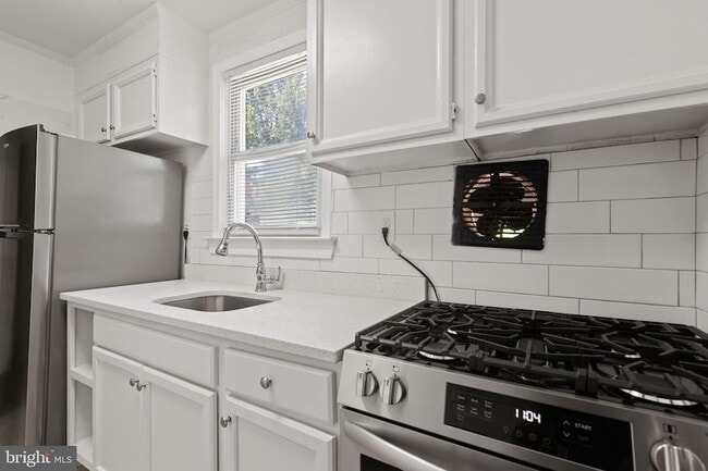 Building Photo - 4816 Woodlawn Dr