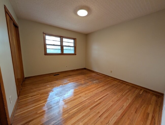 Building Photo - Available to Show