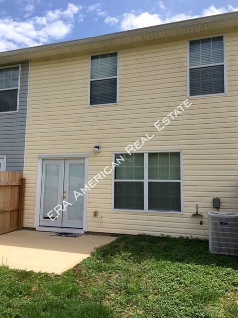 Building Photo - Townhouse w/ fenced back yard!