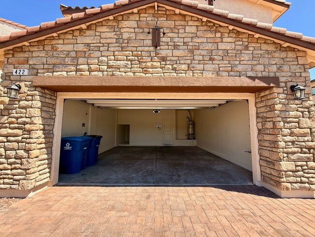 Building Photo - NEWLY UPGRADED 3 BED 2.5 BATH 2 CAR GARAGE...