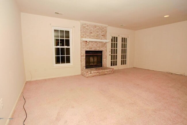 Building Photo - Fantastic 3br End-Unit Town Home in highly sought Silver Spring Neighborhood - Ready mid-June