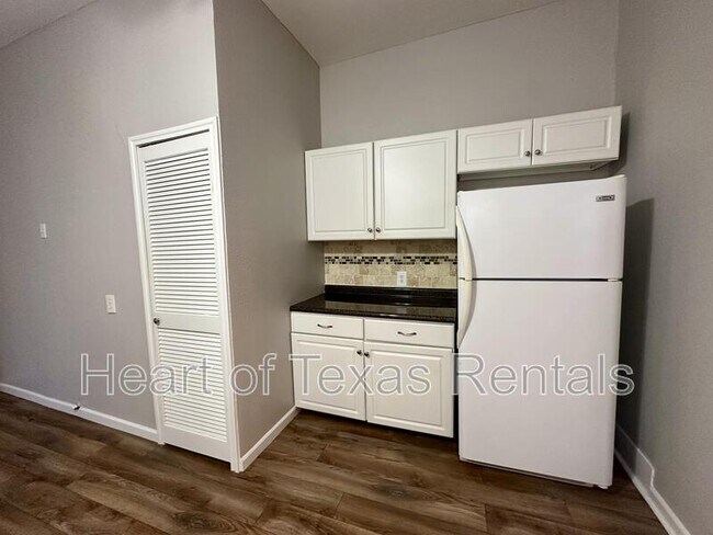 Building Photo - 609 Herring Ave