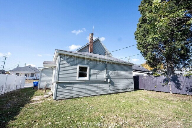 Building Photo - 918 S Bell St