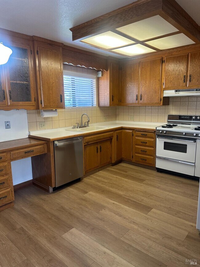 Building Photo - 372 Maple Ave