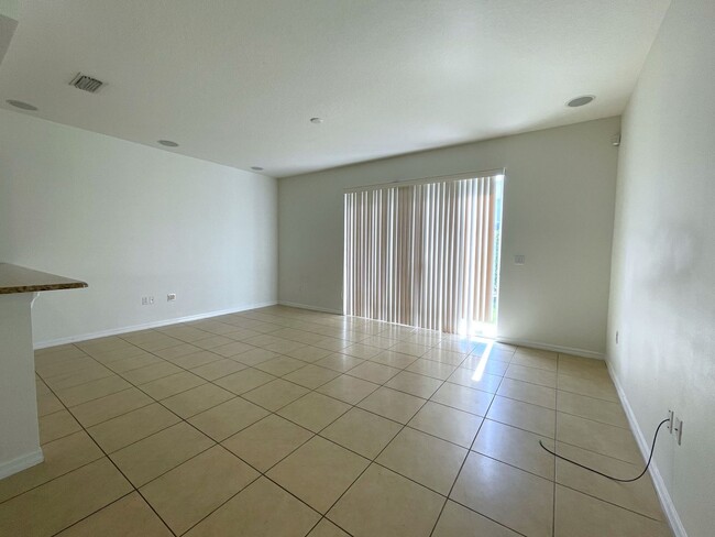 Building Photo - 3/2.5 Townhome in Pinellas Park Available Immediately