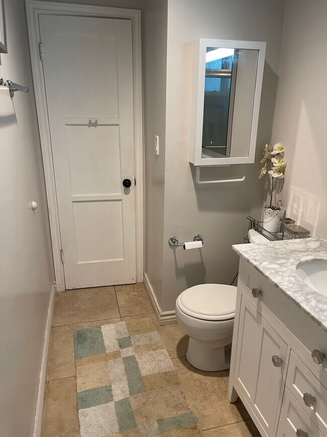 Building Photo - 7236 Oakdale Ave