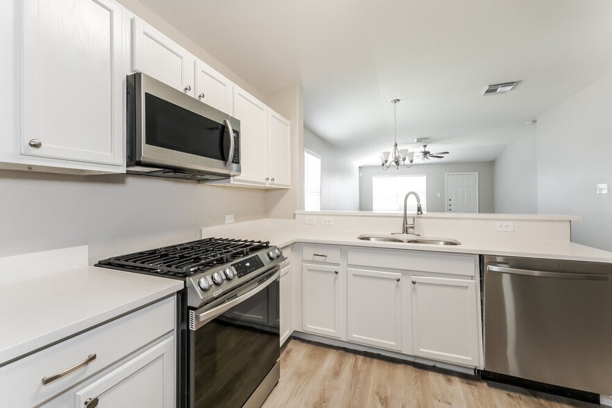 Building Photo - 8215 Radial Ct