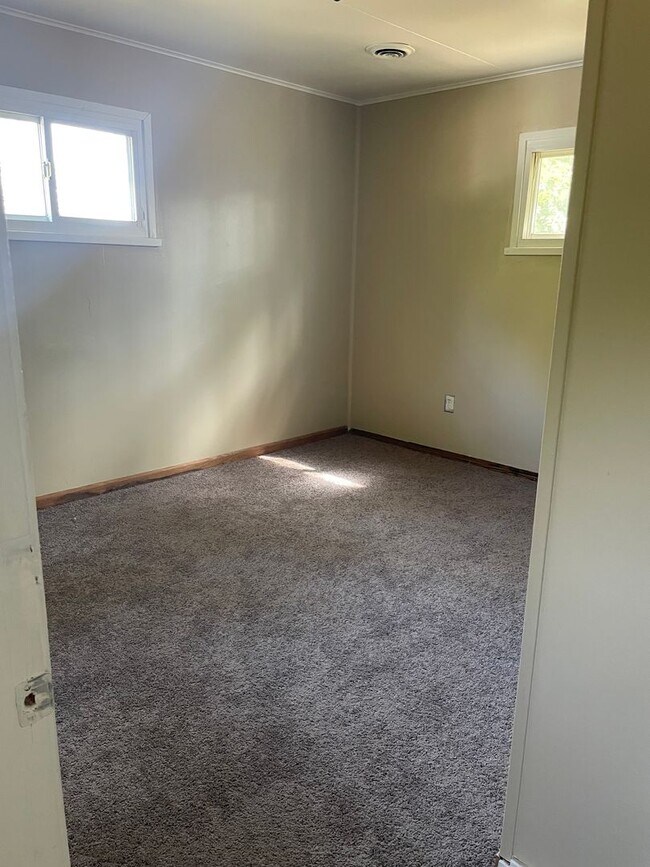 Building Photo - 3 bedroom 1 bathroom