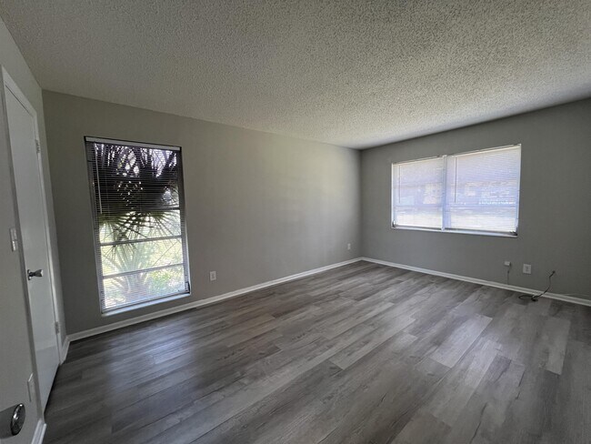 Building Photo - 1920 W Lakeview Blvd