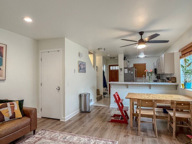 Building Photo - 2 bed/2.5 bath Townhome with Bonus Loft Space in North Seattle, $2,800/mo.