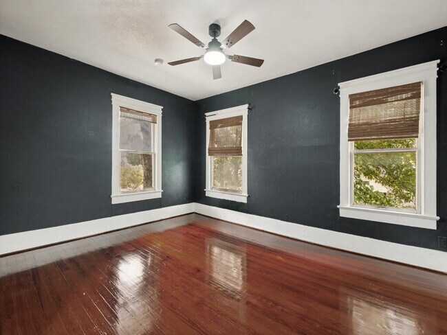 Building Photo - "Charming 4-Bedroom Home with 2 Full Baths in Vibrant Dallas Neighborhood!"