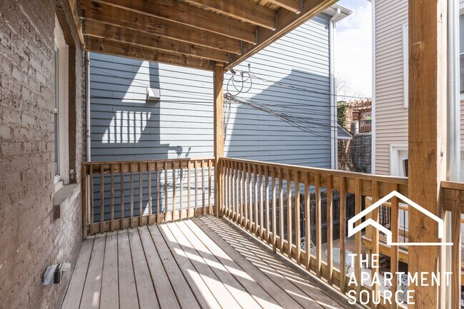 Building Photo - 3135 N Oakley Ave