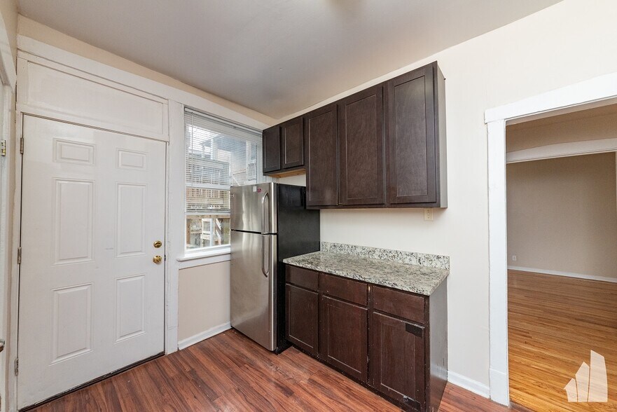 Building Photo - 3757 W Sunnyside Ave