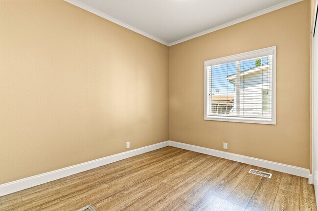 Building Photo - Move-In Ready! A Bright & Open Designer Co...