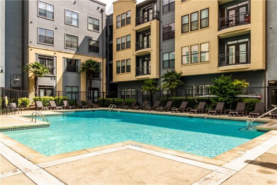 POOL - 400 17th St NW