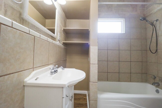 Building Photo - 3 Bed 1 Bath in beautiful location!