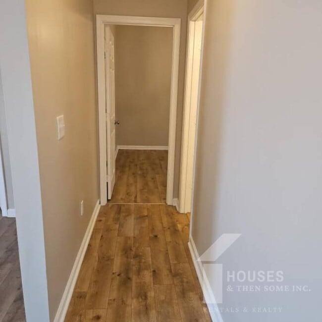 Building Photo - 403 Fairdale Dr