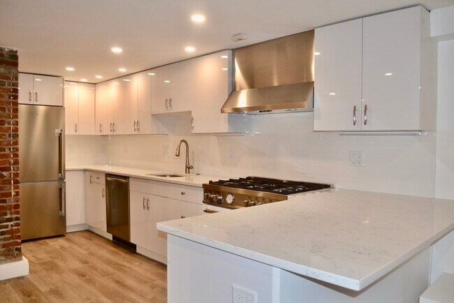 Building Photo - 322 Lowell St