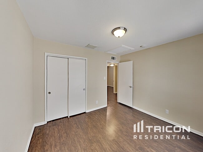 Building Photo - 6112 Granada Cir