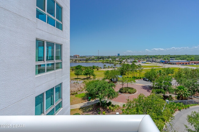 Building Photo - 231 Riverside Dr