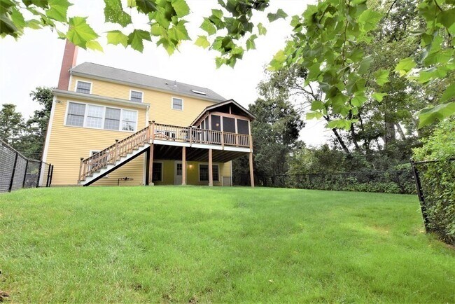 Building Photo - 398 Davis St