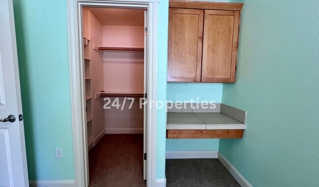 Building Photo - Large 4BD I 2.5BA Home - West Linn!