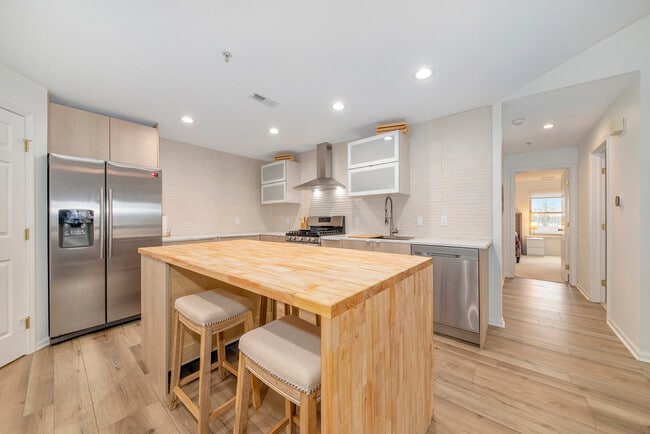 Building Photo - 1528 Oakfield Dr