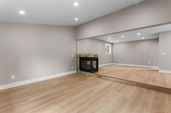 Building Photo - 6552 Orion Rd