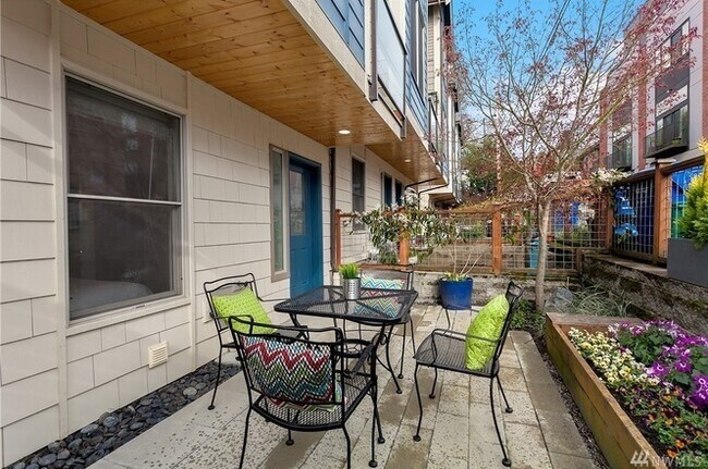 Building Photo - Stunning Townhome in the heart of Columbia City