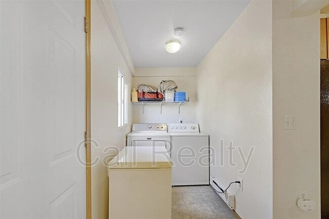 Building Photo - 2423 E Everett Ave