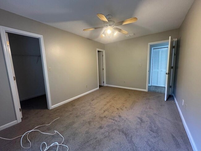 Building Photo - 1052 Longstreet Dr