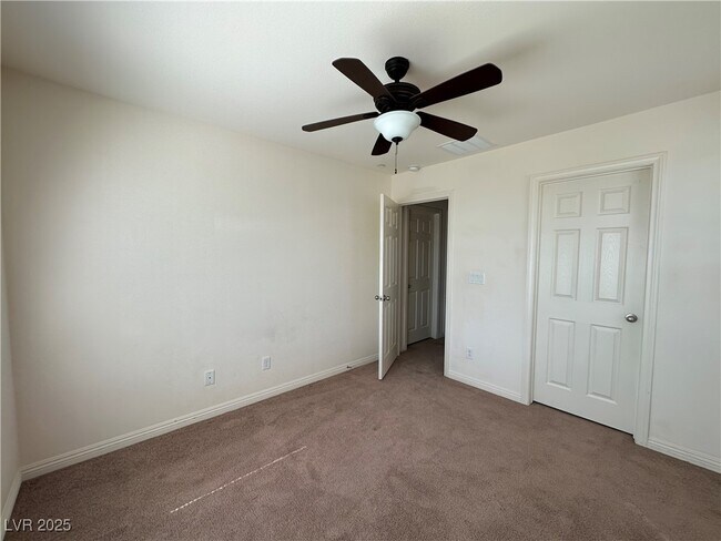Building Photo - 1033 Pebble Lake St