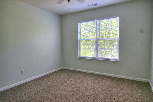 Building Photo - Nice 3 bedroom townhouse in SW Durham!