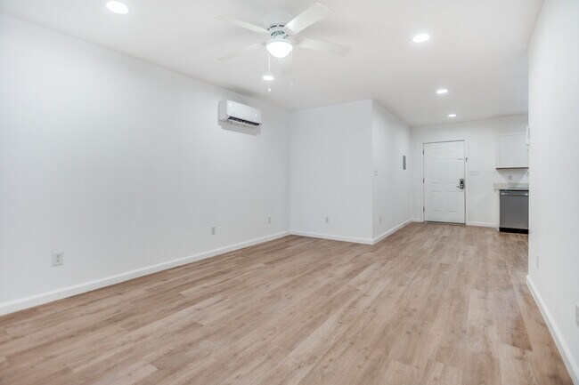 Building Photo - 905 W Abram St