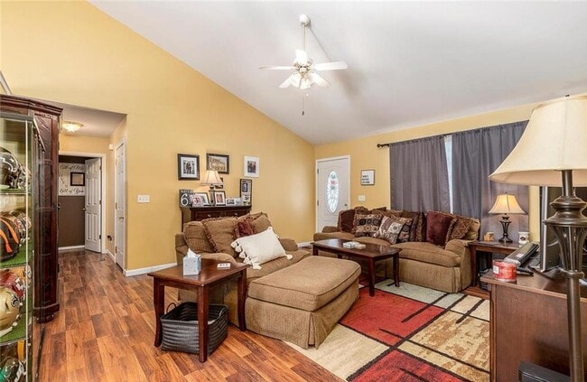 Building Photo - Beautiful 3 Bedroom, 2 Bathroom Home in No...