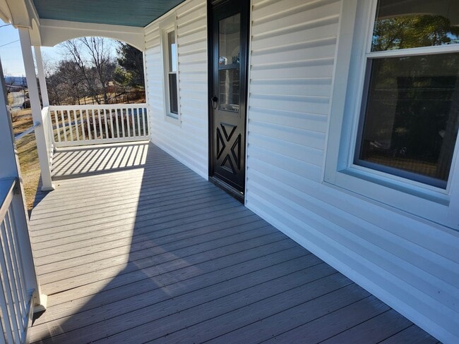 Building Photo - Large, Remodeled Single Family 4 BR House in Staunton