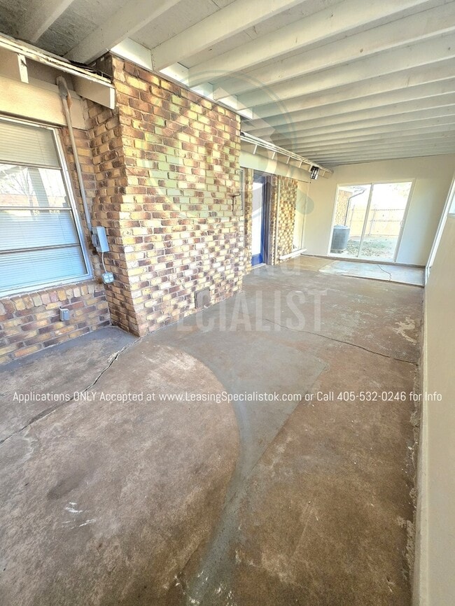 Building Photo - Spacious Village 3 Bed 2 Bath Home!