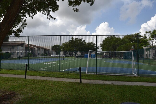 Building Photo - 325 W Laurel Dr