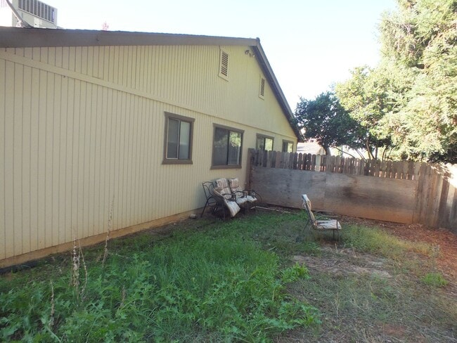 Building Photo - Rescue duplex 2/2 home with garage and fen...
