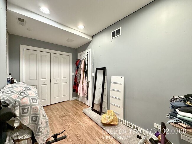 Building Photo - 5791 N Ridge Ave