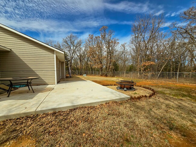 Building Photo - 3 bed 2 bath home in Tecumseh!