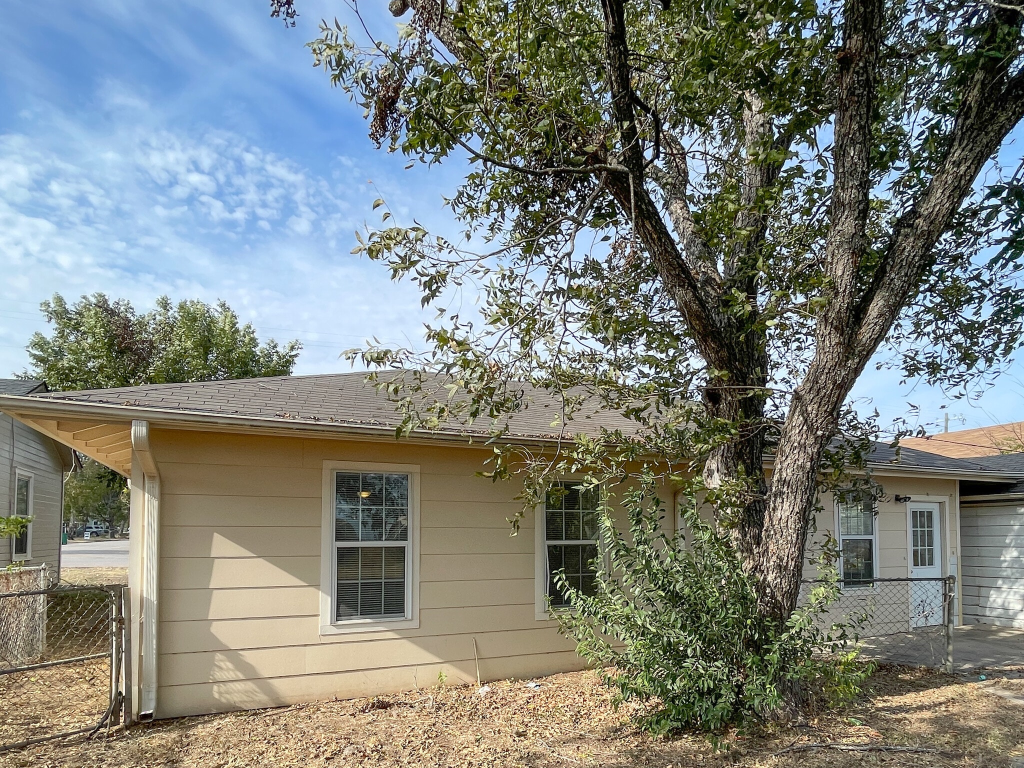 Building Photo - 1306 W 11th St